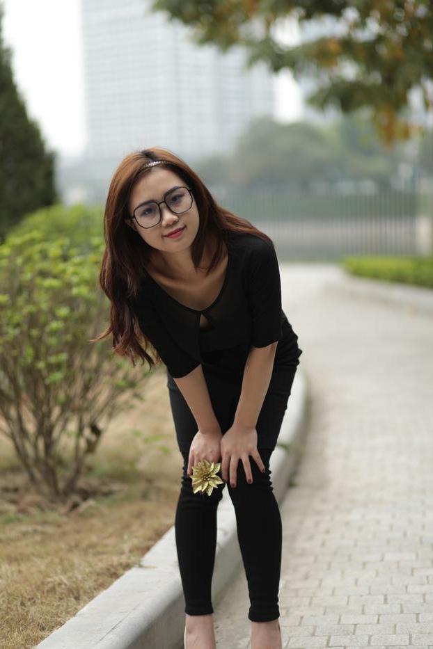 20P Elena, fille asiatique rousse à lunettes, pose dans sa tenue noire en public