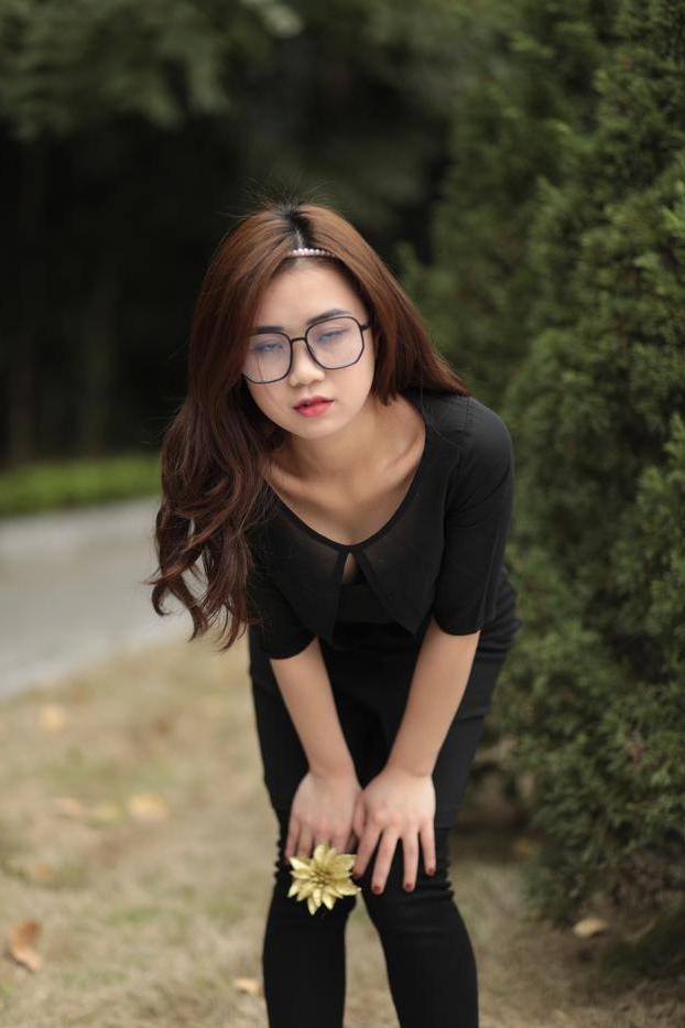 20P Elena, fille asiatique rousse à lunettes, pose dans sa tenue noire en public