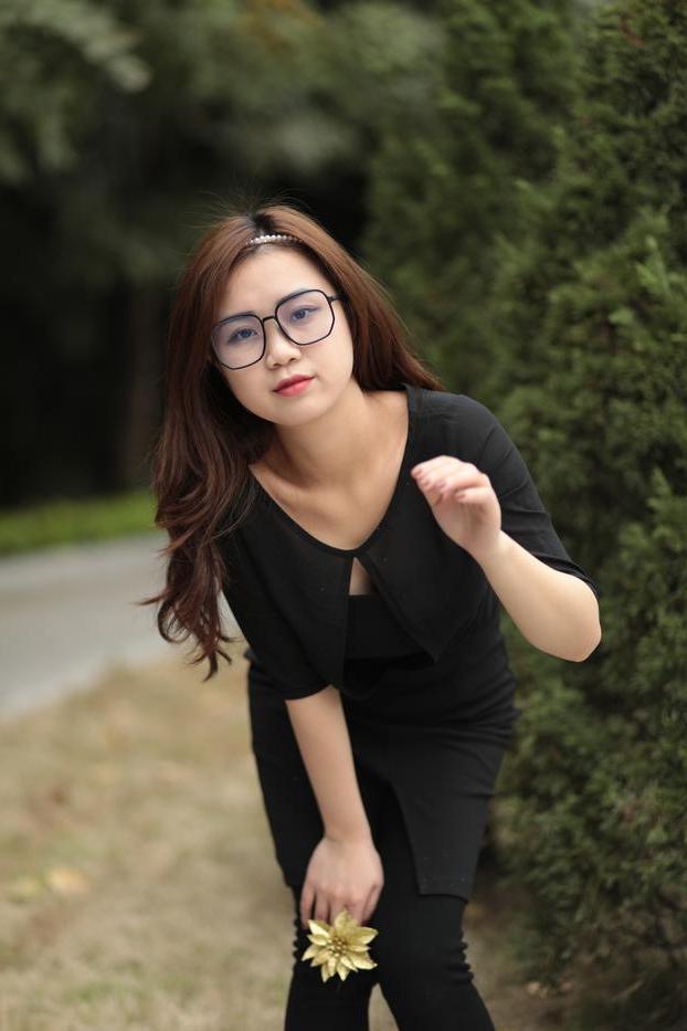 20P Elena, fille asiatique rousse à lunettes, pose dans sa tenue noire en public