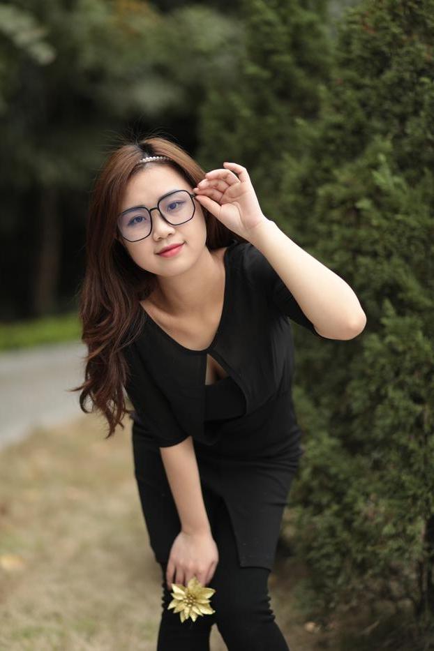 20P Elena, fille asiatique rousse à lunettes, pose dans sa tenue noire en public