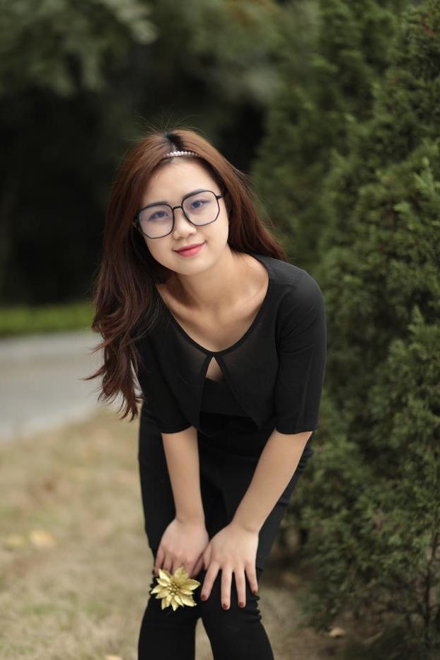 20P Elena, fille asiatique rousse à lunettes, pose dans sa tenue noire en public