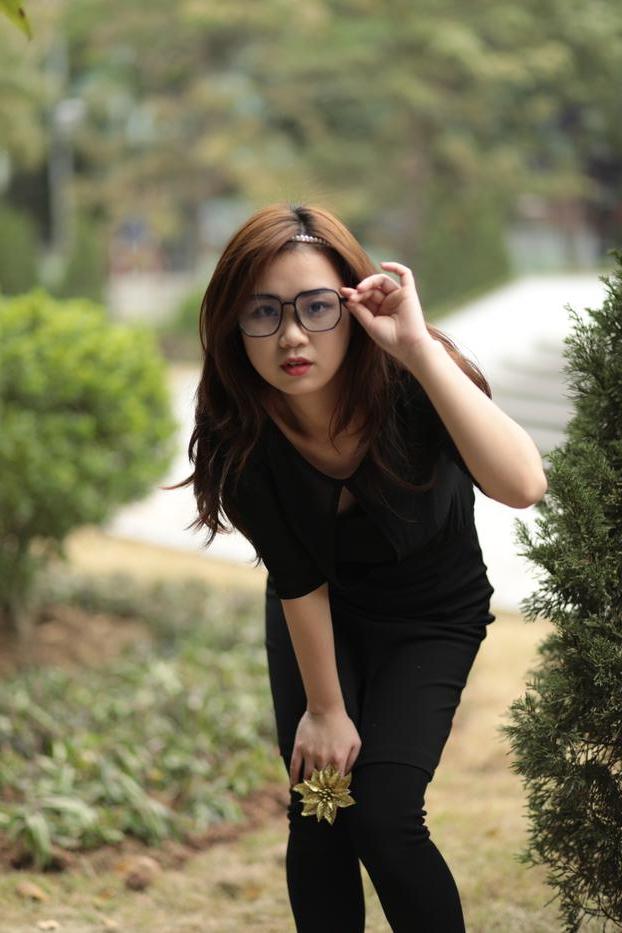 20P Elena, fille asiatique rousse à lunettes, pose dans sa tenue noire en public