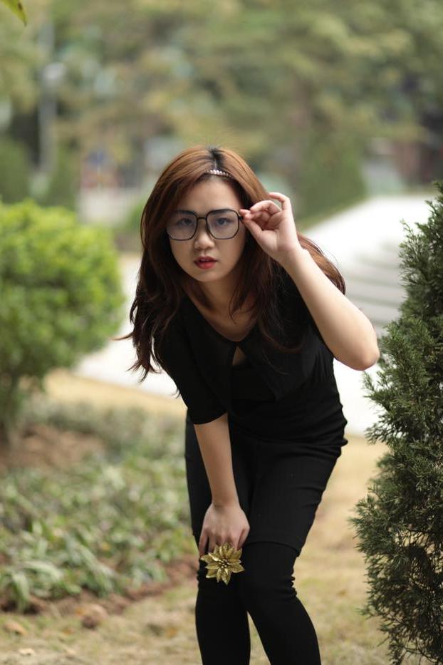20P Elena, fille asiatique rousse à lunettes, pose dans sa tenue noire en public