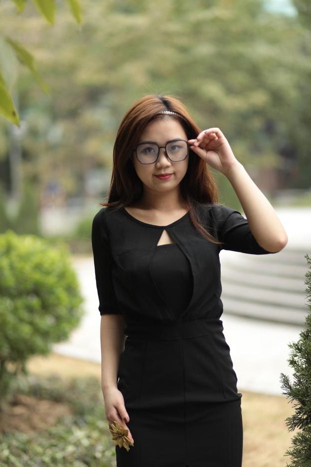20P Elena, fille asiatique rousse à lunettes, pose dans sa tenue noire en public