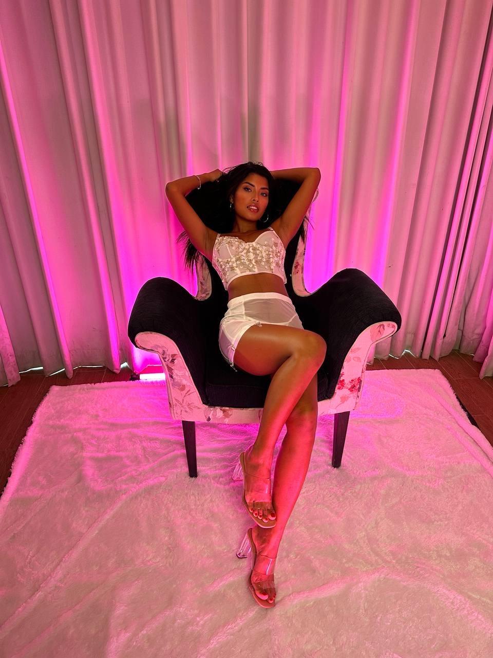 13P A bela Tita Sahar de OnlyFans exibindo seus peitos grandes e bunda em um solo