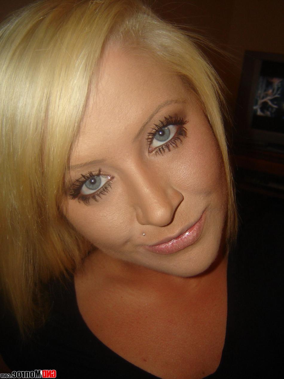 12P Adolescente rubia con ojos llamativos y vientre perforado se toma fotos provocativas