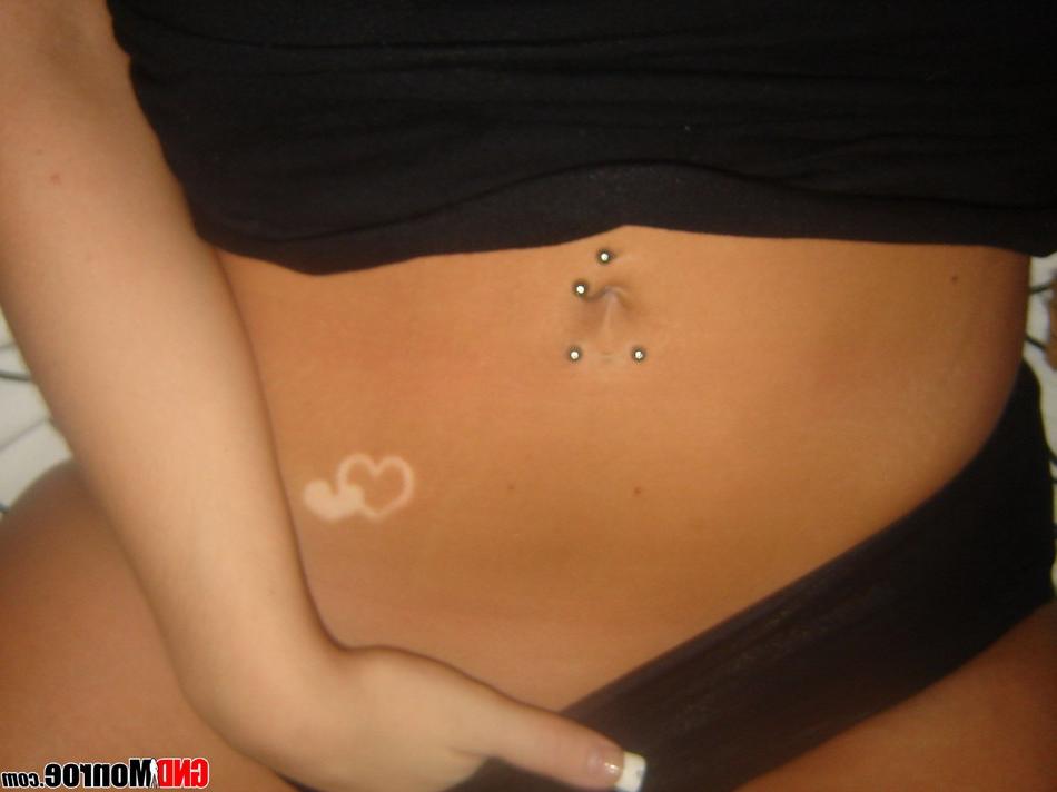 12P Adolescente rubia con ojos llamativos y vientre perforado se toma fotos provocativas