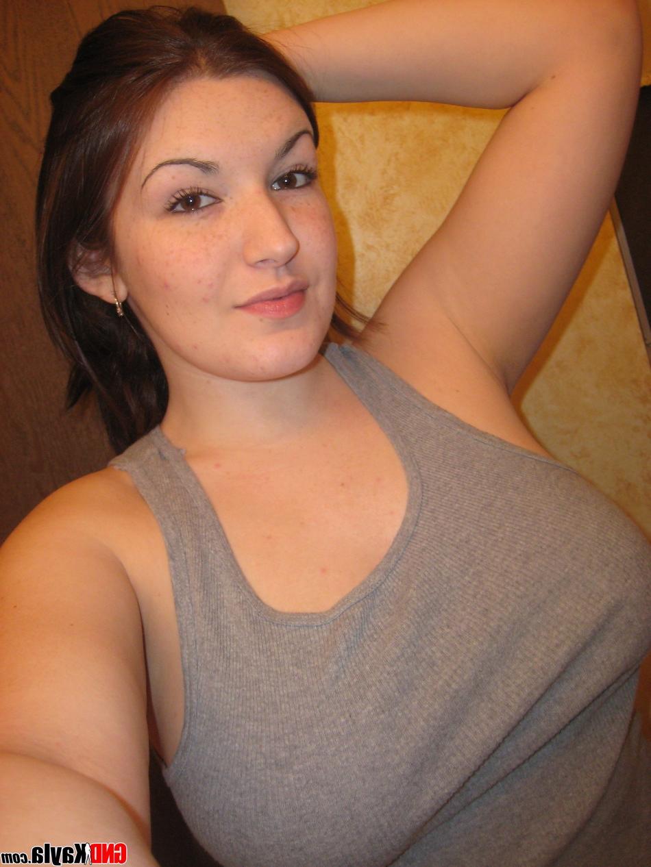 12P Amateur de grandes tetas se toma selfies seguras para el trabajo frente al espejo