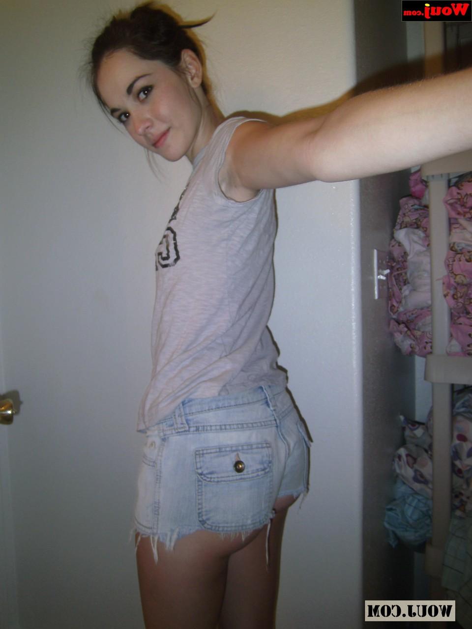 15P La belle brune WouJ montre son gros cul en short.