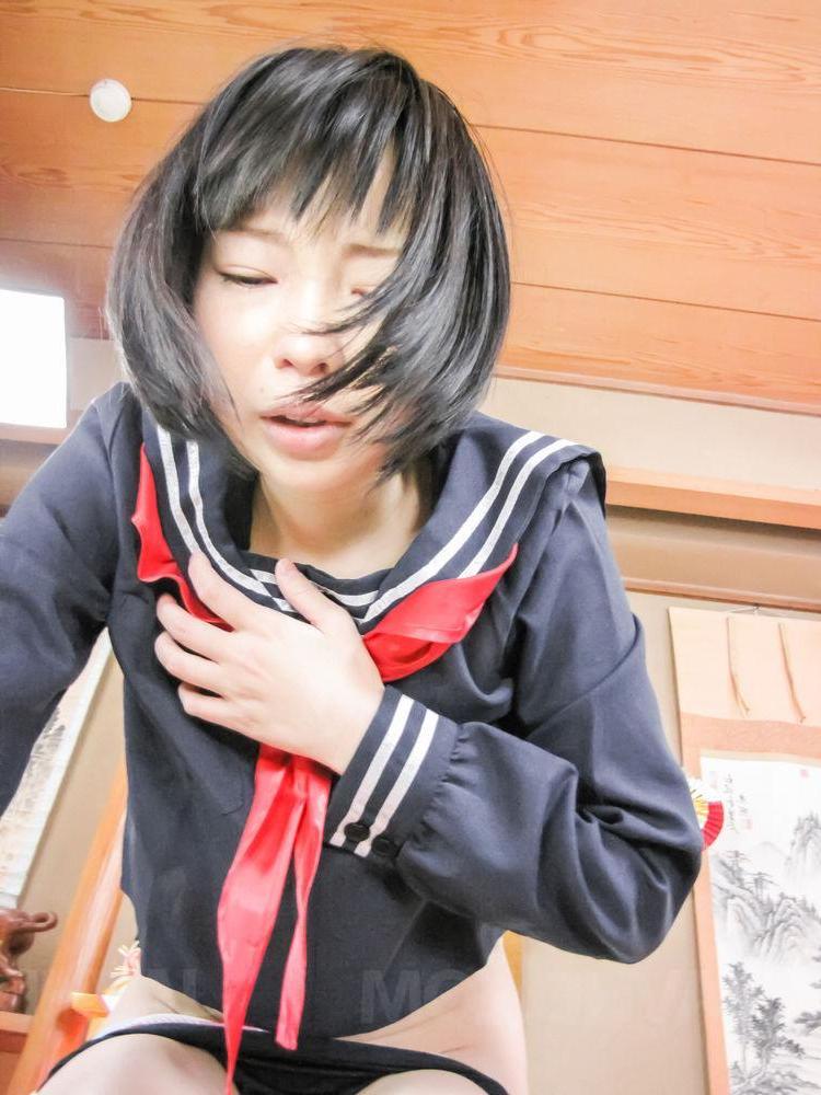 15P A linda garota japonesa Yuri Sakurai faz sexo enquanto veste um uniforme fofo