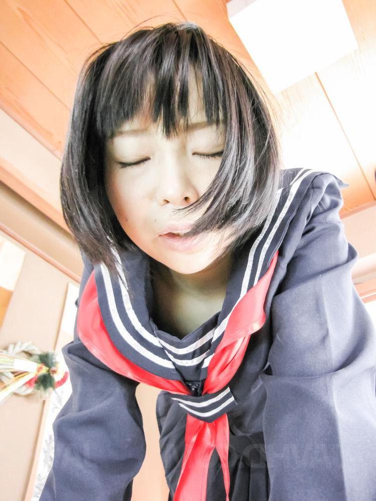 15P A linda garota japonesa Yuri Sakurai faz sexo enquanto veste um uniforme fofo