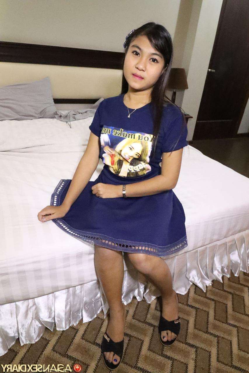 20P Jovem amadora asiática Noon B tira a saia e é fodida em sexo POV