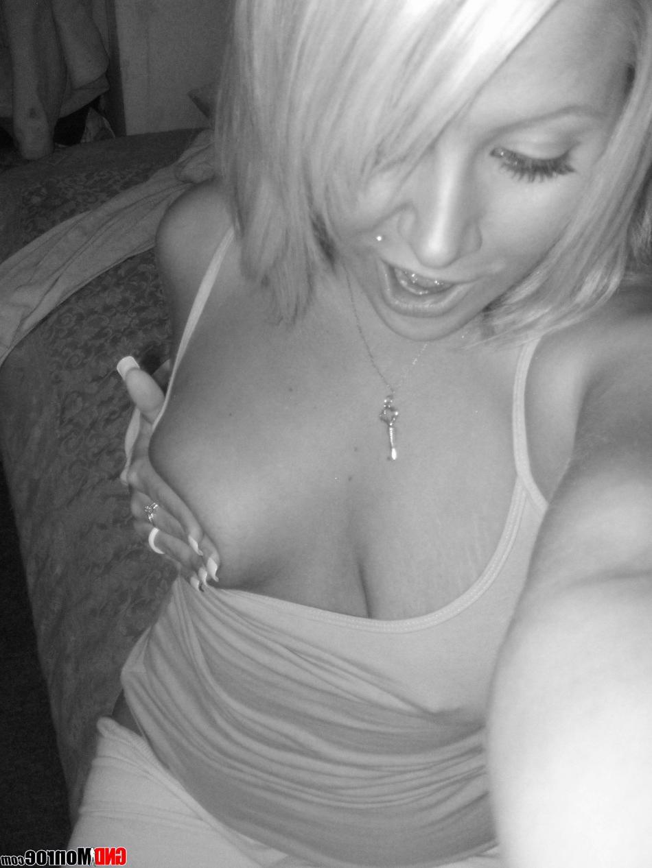 12P Adolescente loira encantadora tira selfies de uma maneira altamente tentadora