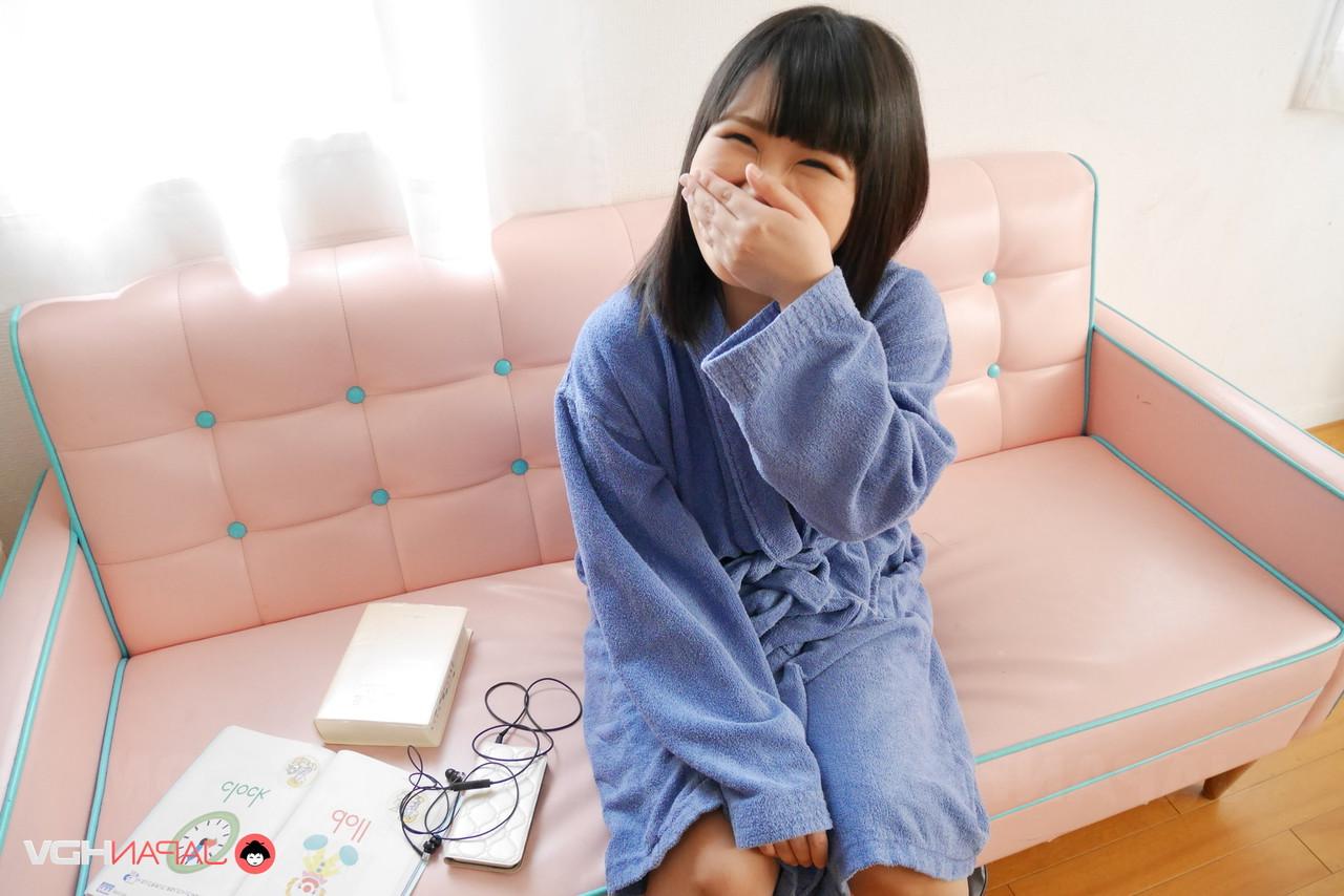 15P Das asiatische Mädchen mit den großen Titten Mayu Kawai fingert ihre tolle rasierte Muschi