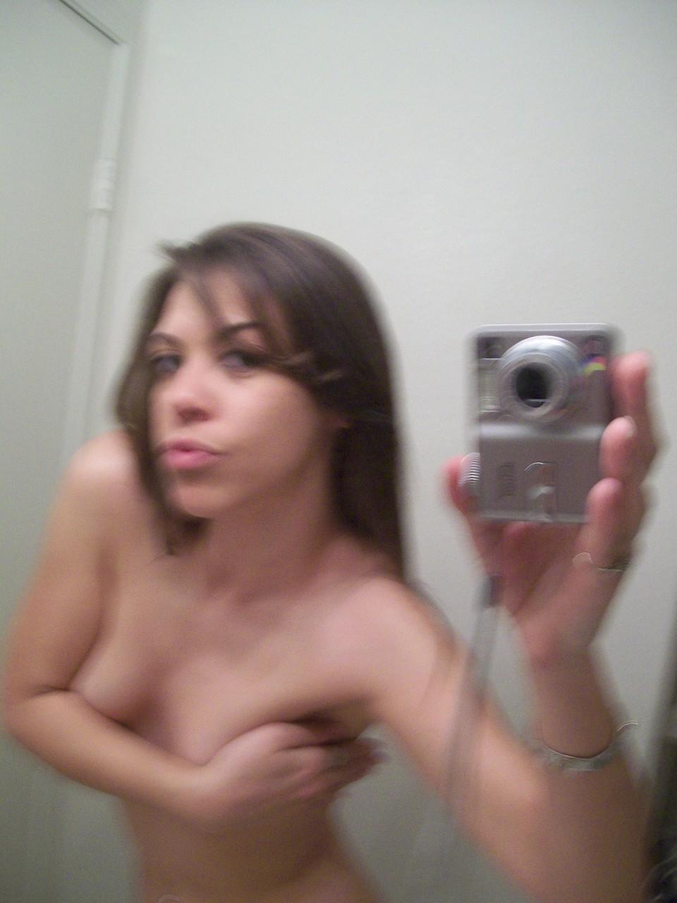 16P Une ado amateur montre son beau cul en culotte tout en prenant des photos nues