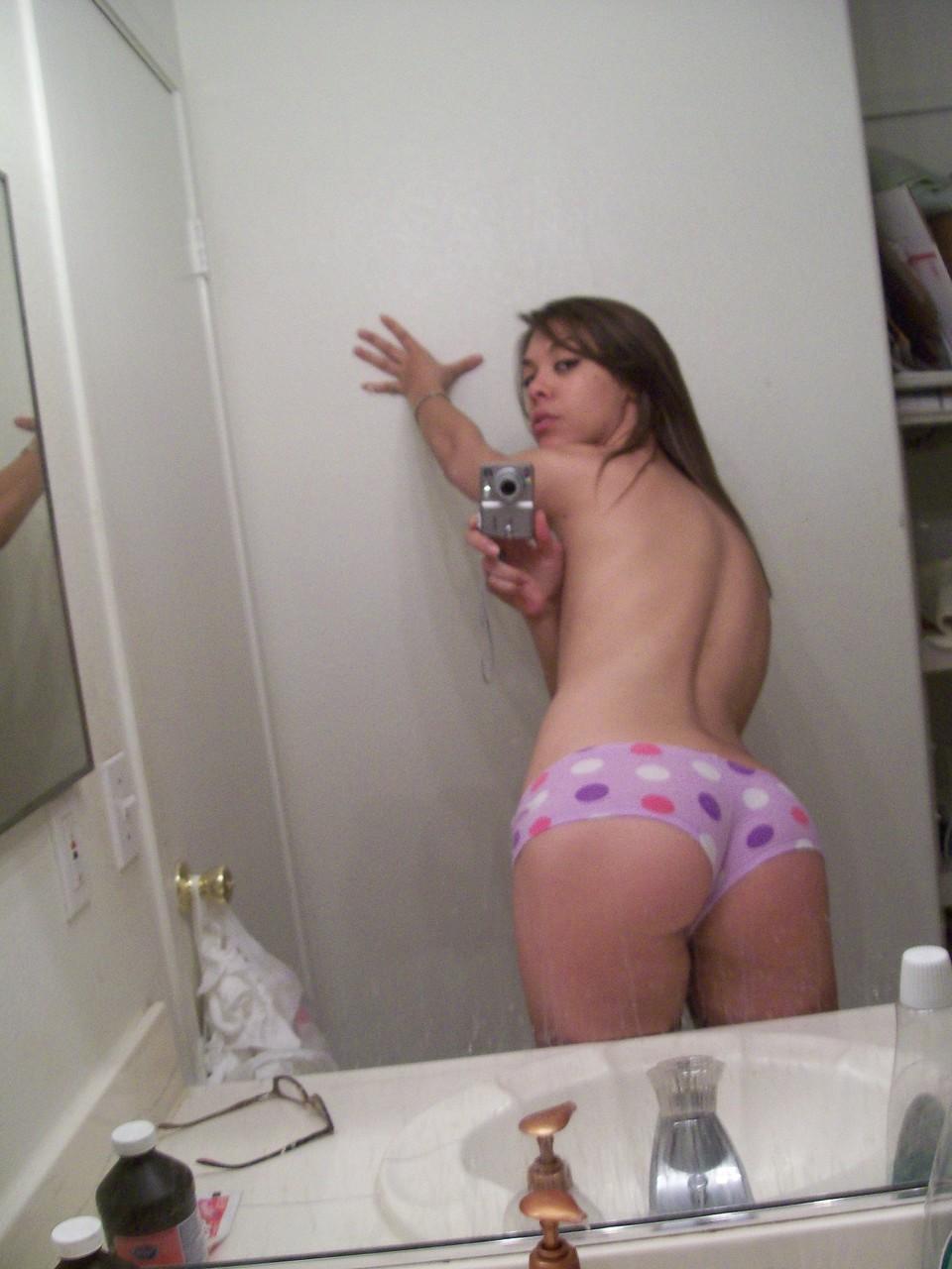 16P Une ado amateur montre son beau cul en culotte tout en prenant des photos nues