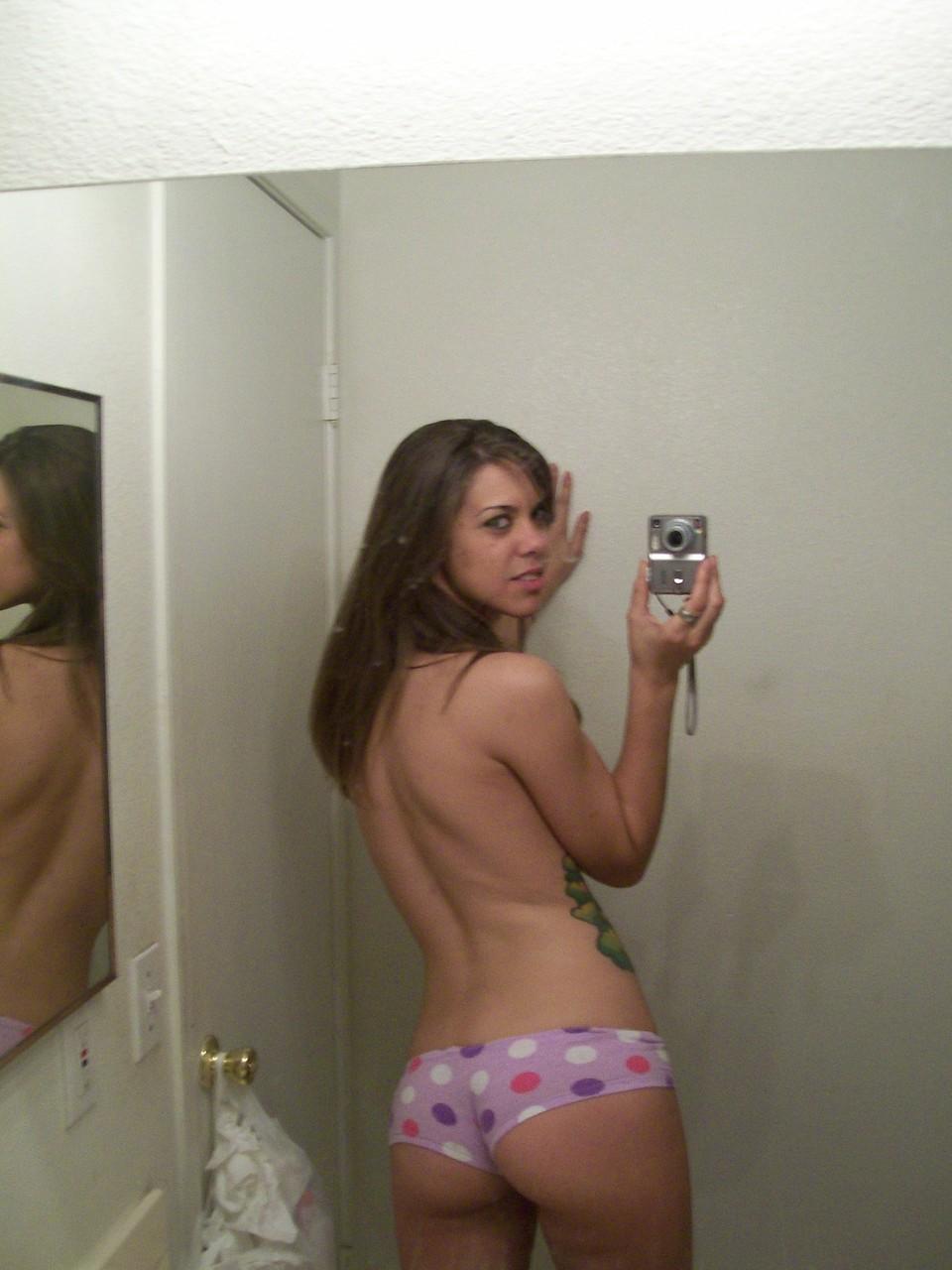 16P Une ado amateur montre son beau cul en culotte tout en prenant des photos nues