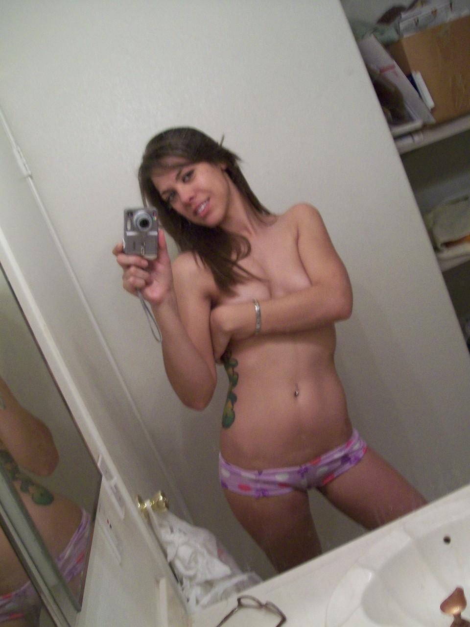 16P Une ado amateur montre son beau cul en culotte tout en prenant des photos nues
