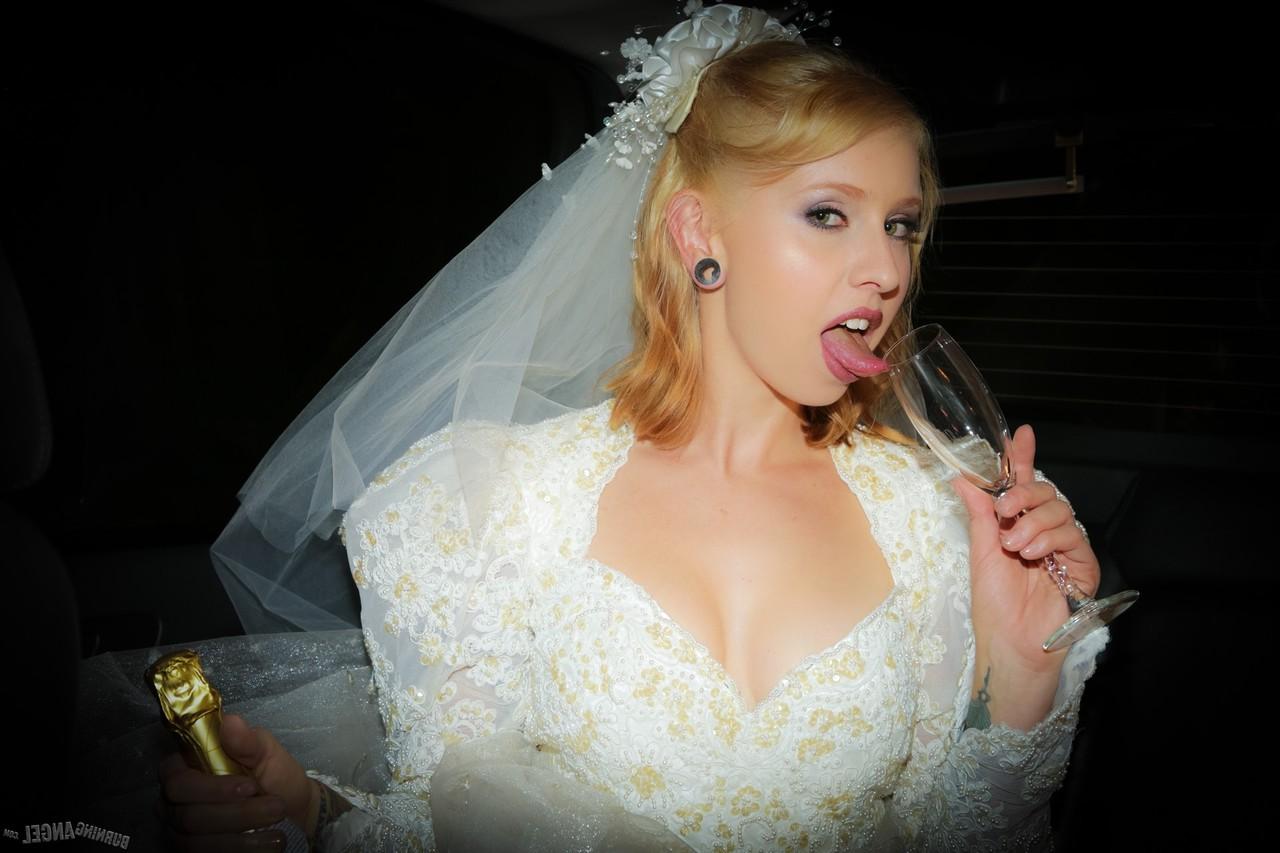 17P A linda noiva loira Eidyia chupa a BBC do novo marido e faz anal na noite de núpcias