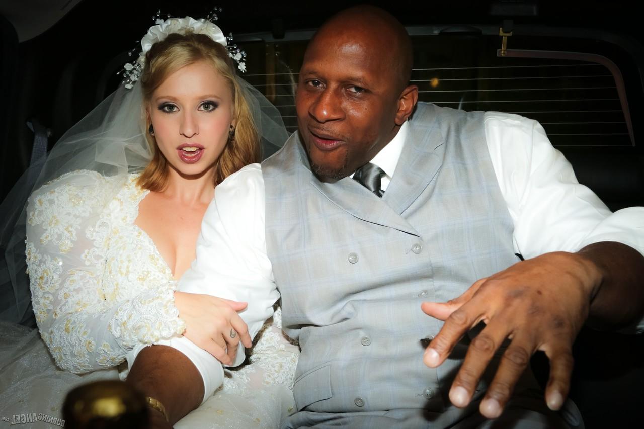17P A linda noiva loira Eidyia chupa a BBC do novo marido e faz anal na noite de núpcias