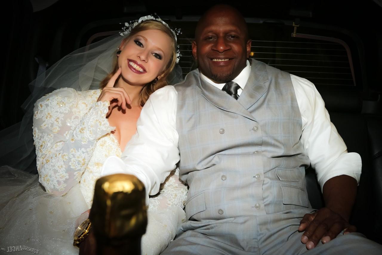 17P A linda noiva loira Eidyia chupa a BBC do novo marido e faz anal na noite de núpcias