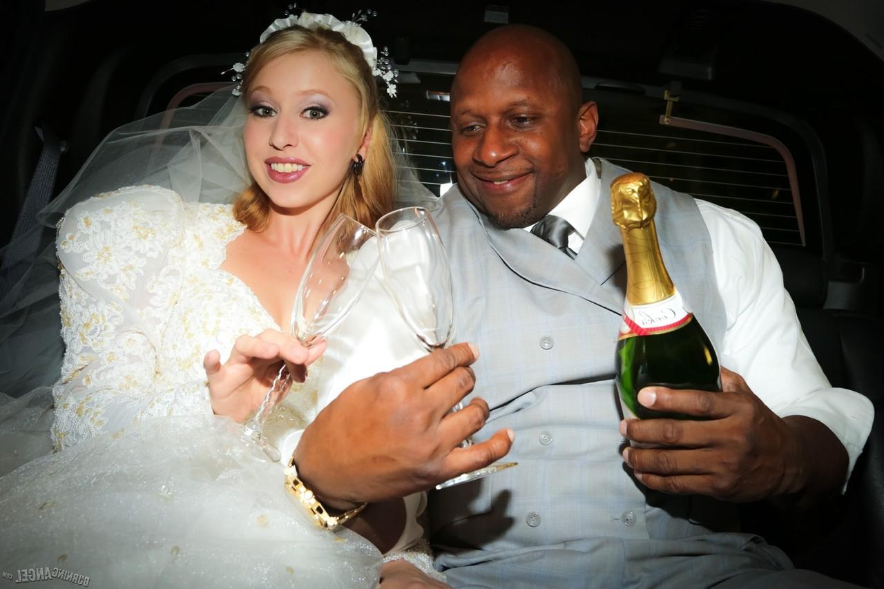 17P A linda noiva loira Eidyia chupa a BBC do novo marido e faz anal na noite de núpcias