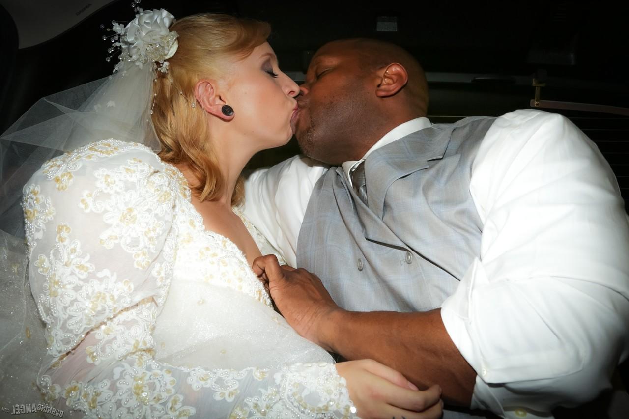 17P A linda noiva loira Eidyia chupa a BBC do novo marido e faz anal na noite de núpcias