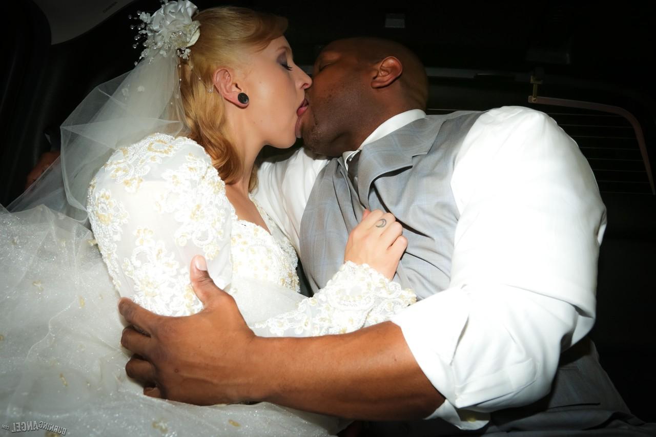 17P A linda noiva loira Eidyia chupa a BBC do novo marido e faz anal na noite de núpcias