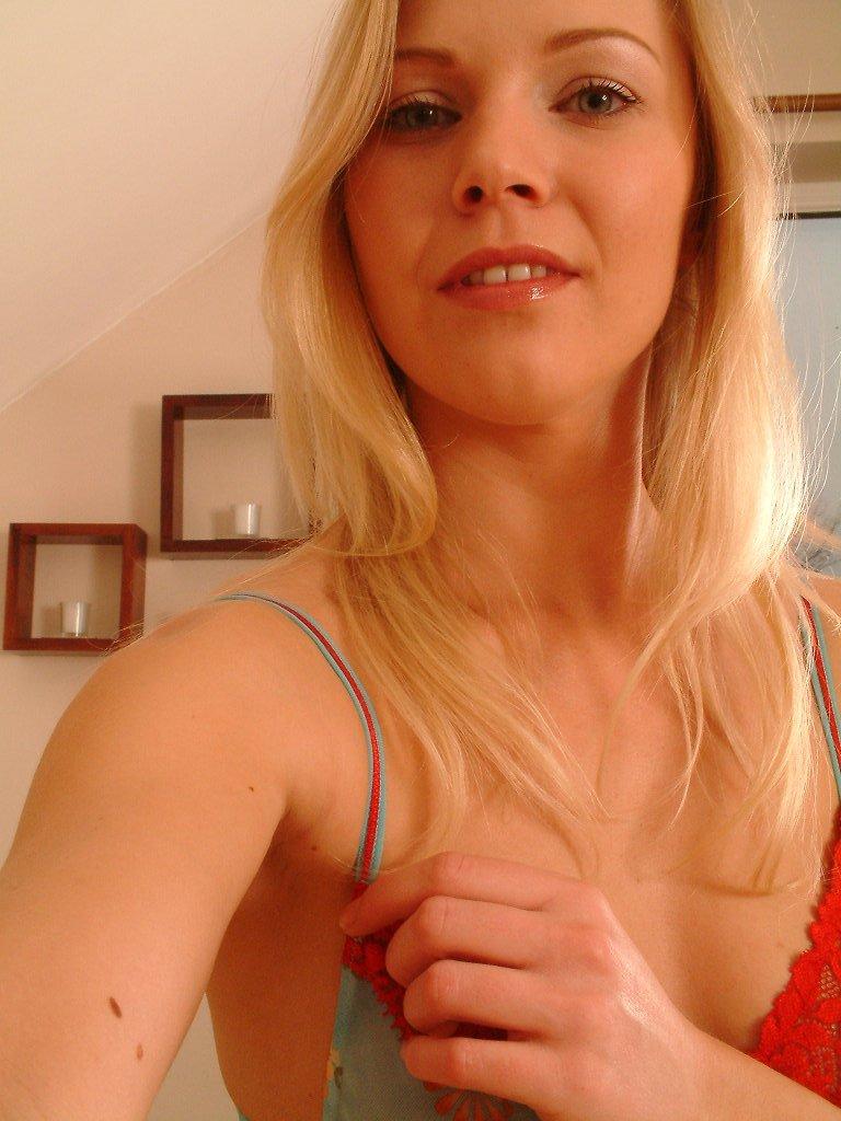20P La sexy amateur Abigail se toma selfies desnuda mostrando sus perfectas tetas adolescentes