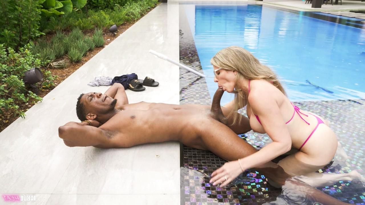 15P A britânica MILF Cory Chase faz sexo interracial com o garoto da piscina
