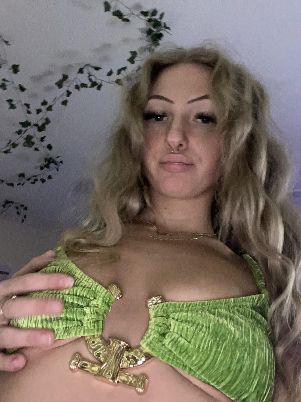 20P Skinny OnlyFans adolescente Blondie Alexis brincando com seu espólio redondo