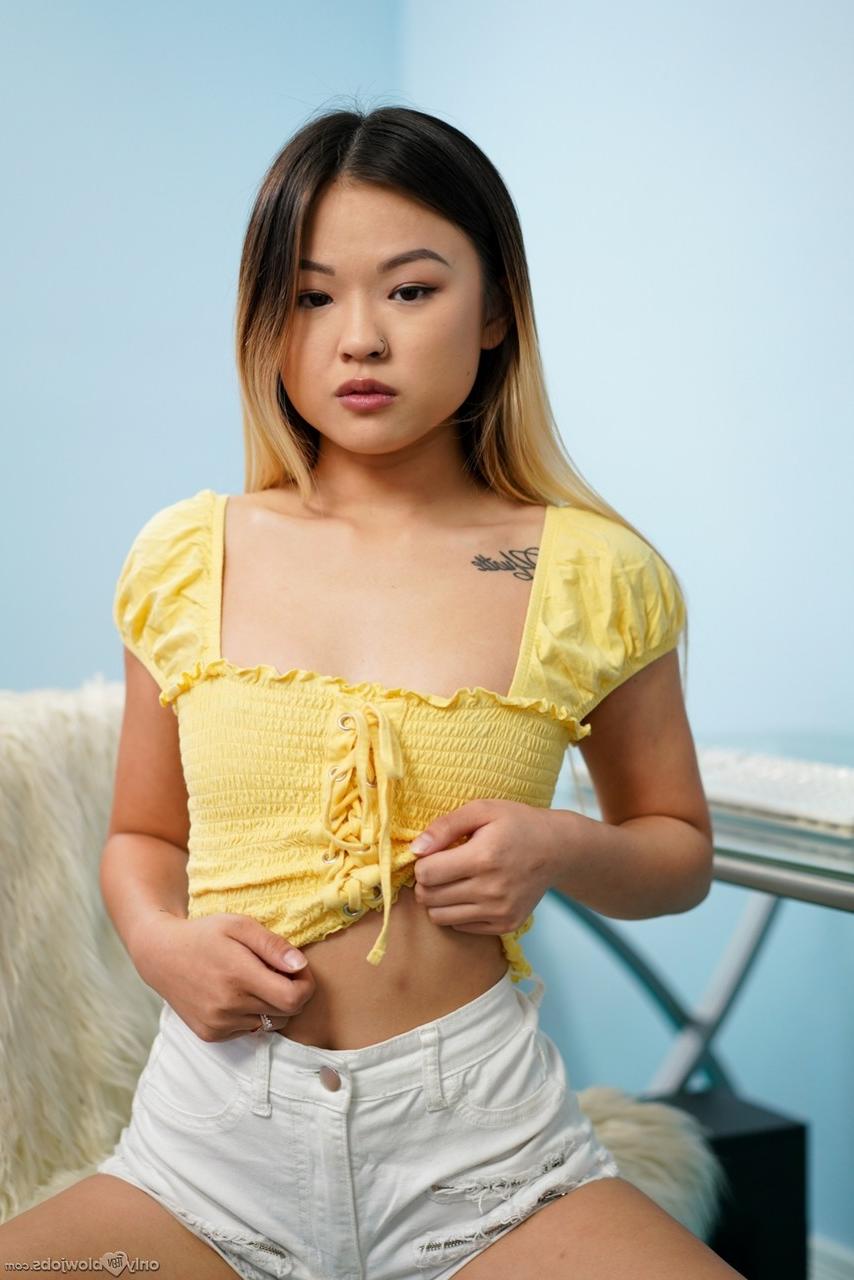 15P Petite fille asiatique lèche le sac à balles tout en soufflant une petite bite