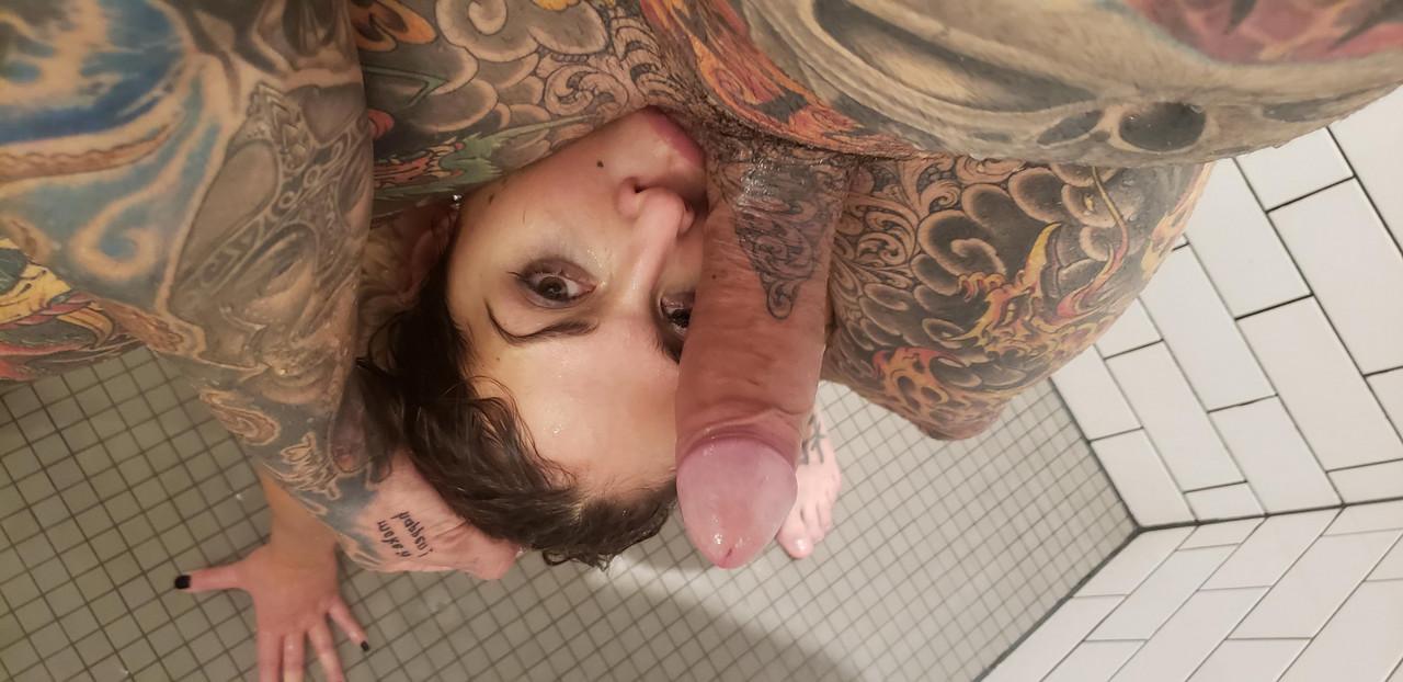 16P Das tätowierte Mädchen Heidi Van bekommt nach dem Analsex unter der Dusche einen Cumshot in den Mund