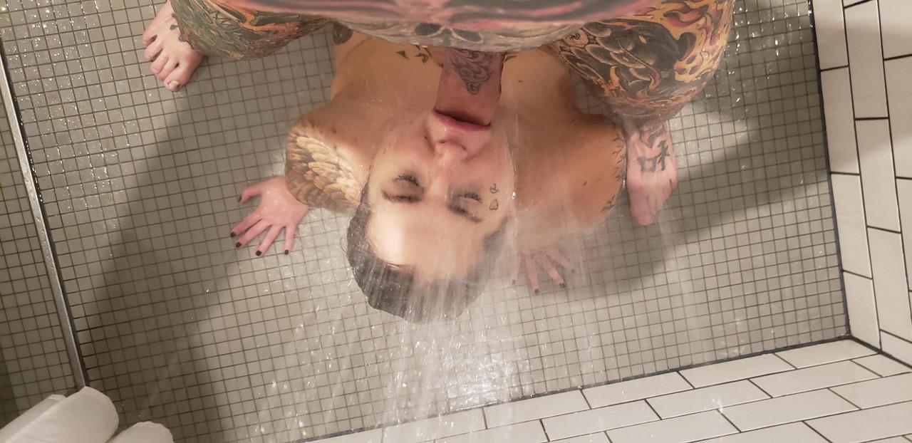 16P Das tätowierte Mädchen Heidi Van bekommt nach dem Analsex unter der Dusche einen Cumshot in den Mund