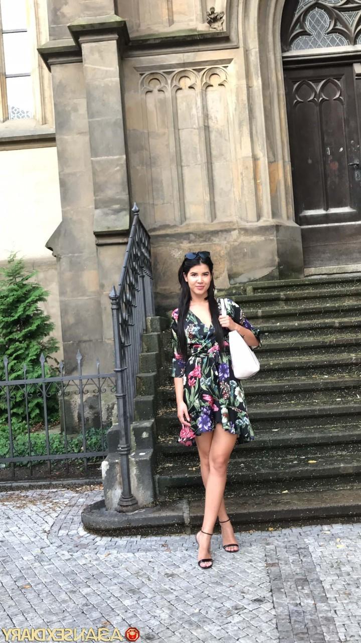 20P A garota asiática sexy Dee mostra sua bunda grande, dá cabeça e recebe um tratamento facial