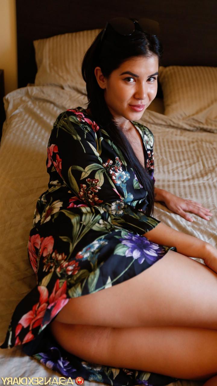 20P A garota asiática sexy Dee mostra sua bunda grande, dá cabeça e recebe um tratamento facial