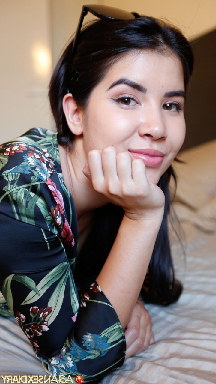 20P A garota asiática sexy Dee mostra sua bunda grande, dá cabeça e recebe um tratamento facial