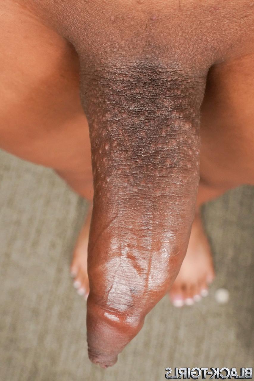 16P A exótica travesti de ébano Lika DaFreaka expõe seus pés quentes, bunda grande e pau