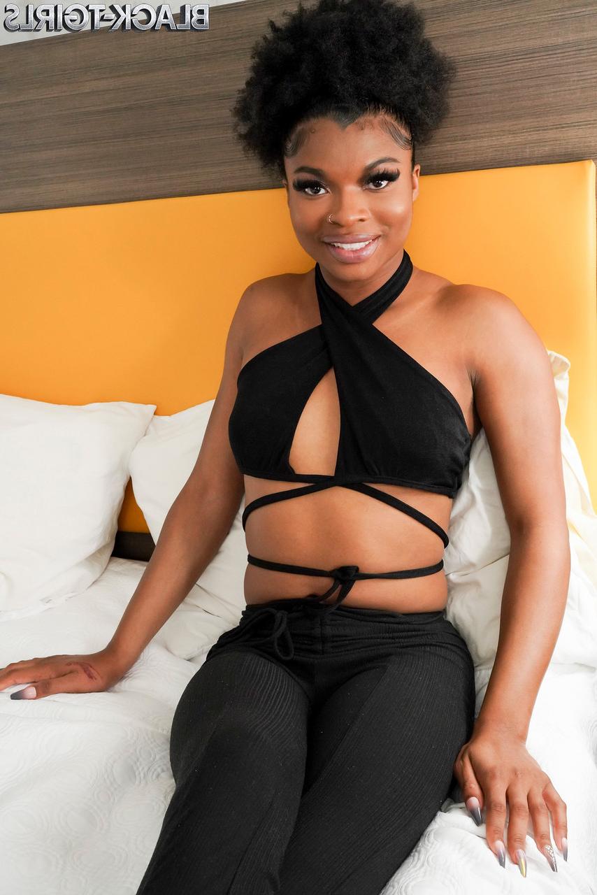 16P A exótica travesti de ébano Lika DaFreaka expõe seus pés quentes, bunda grande e pau