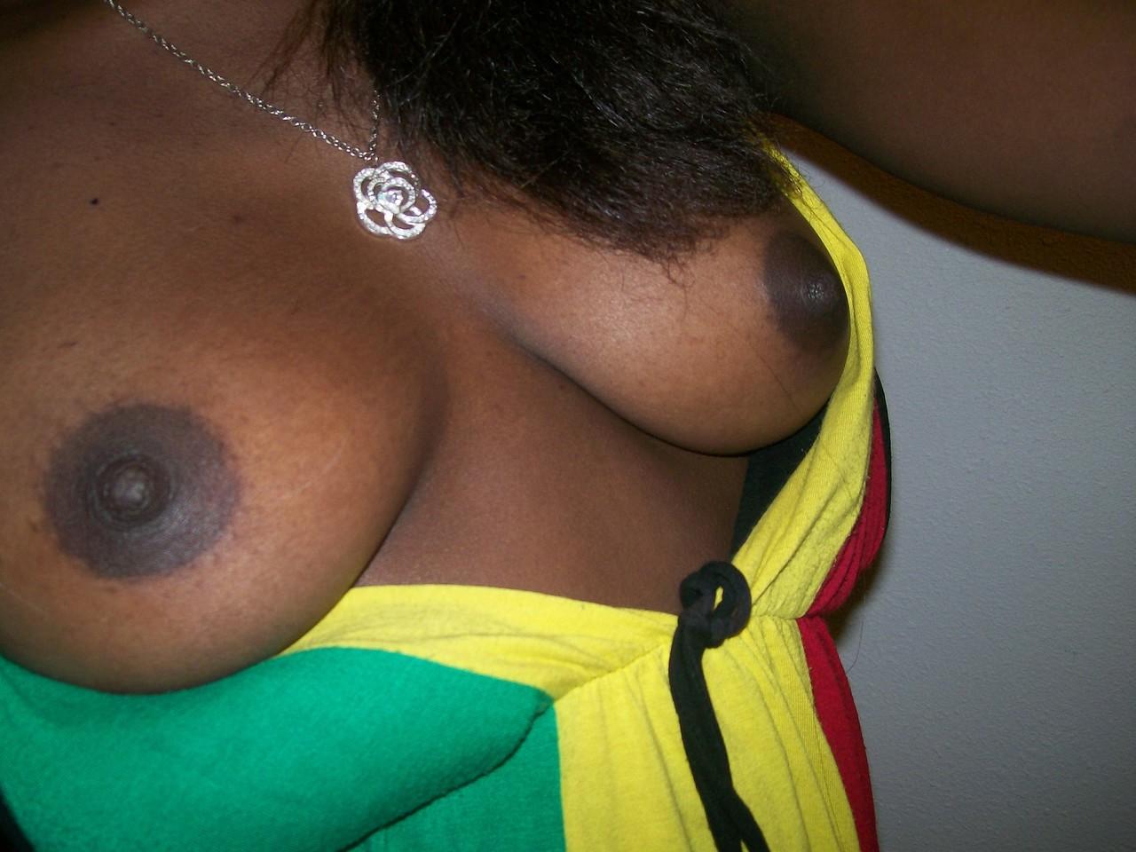 20P La joven de ébano Tristina Brown se toma selfies de sus jugosas tetas y sus agujeros de chocolate