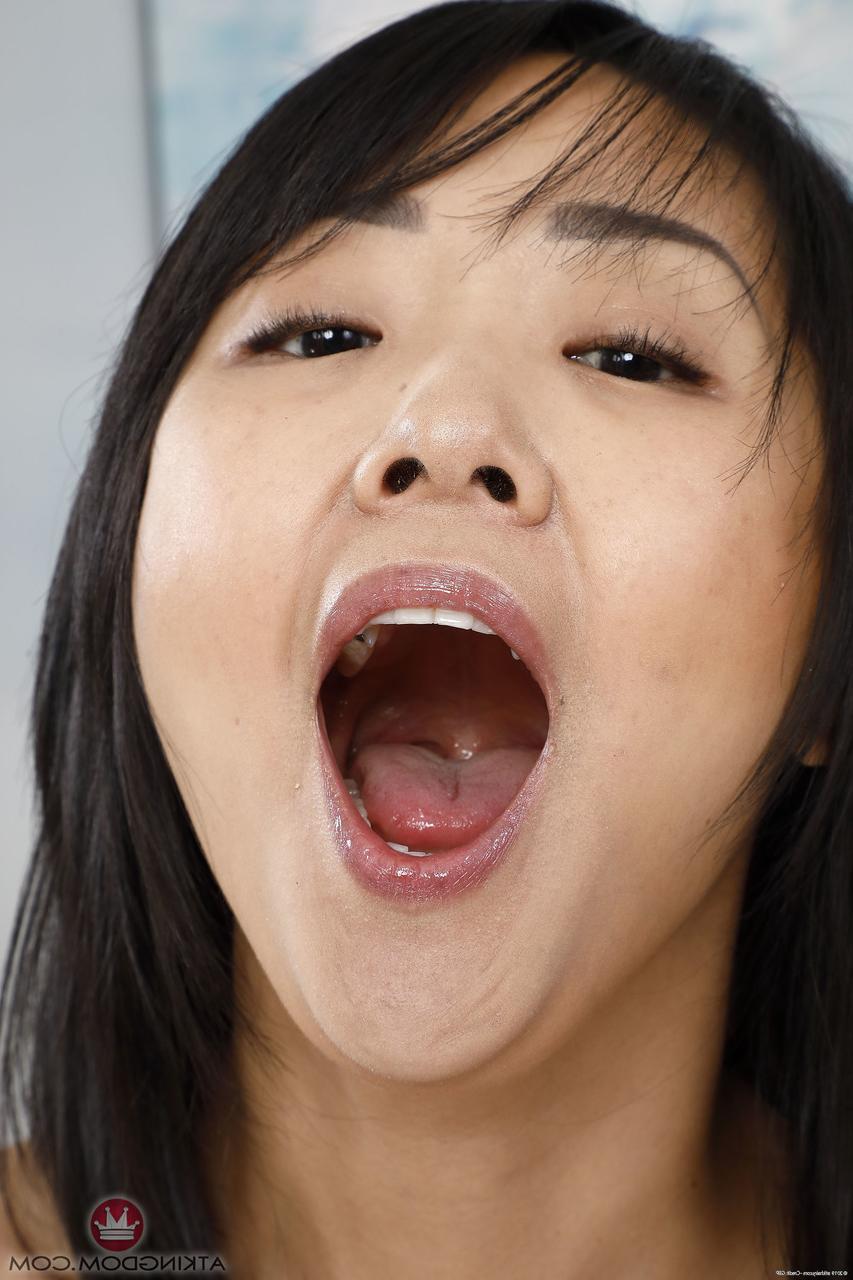 20P A gata asiática safada Saya Song espalha sua gostosa buceta peluda de perto