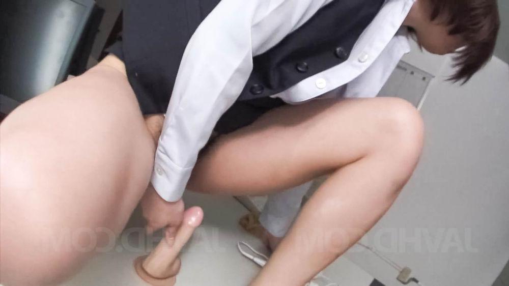 15P La nana japonaise Kaoru Natsuki fait plaisir à tout son buisson avec quelques jouets sexuels