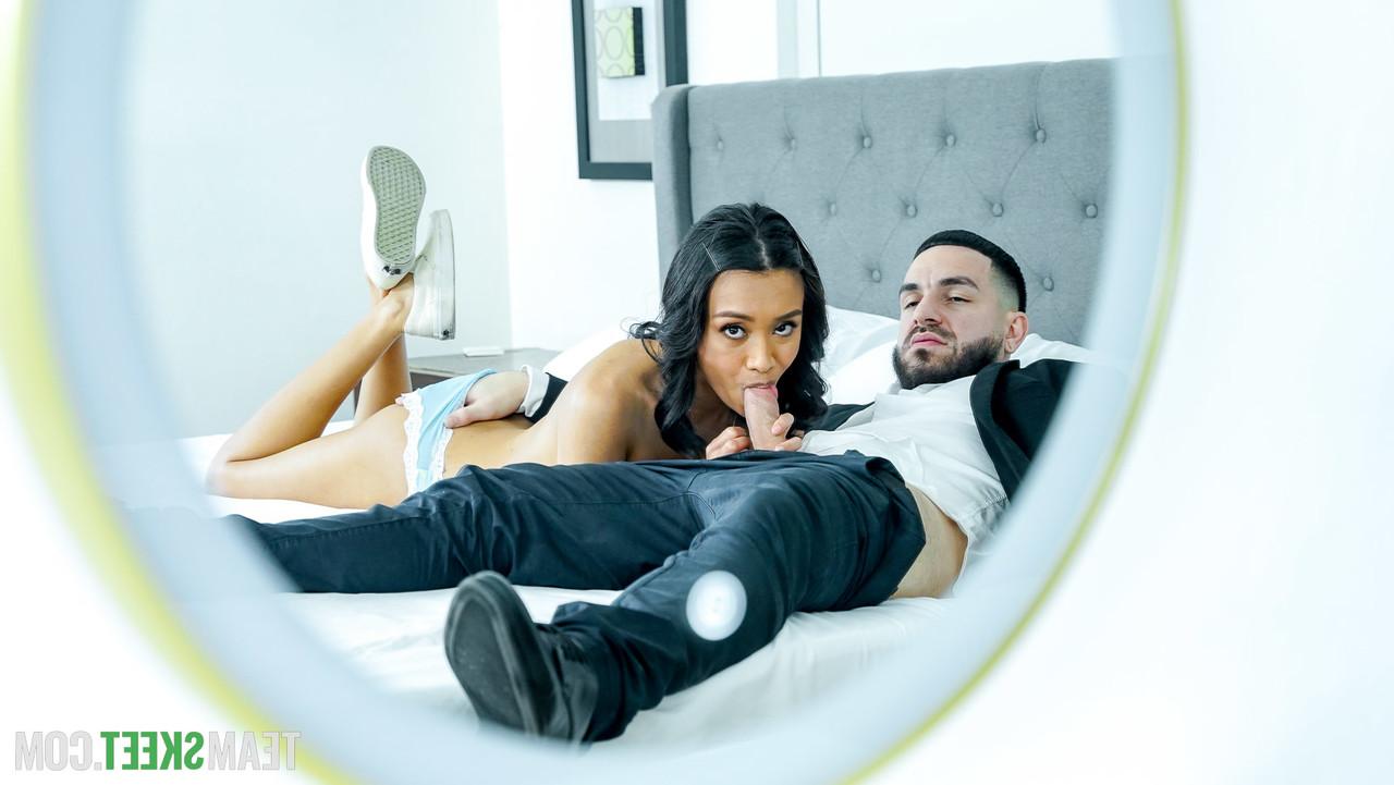 20P La niñera asiática Jade Kimiko es follada a cuatro patas por su jefe