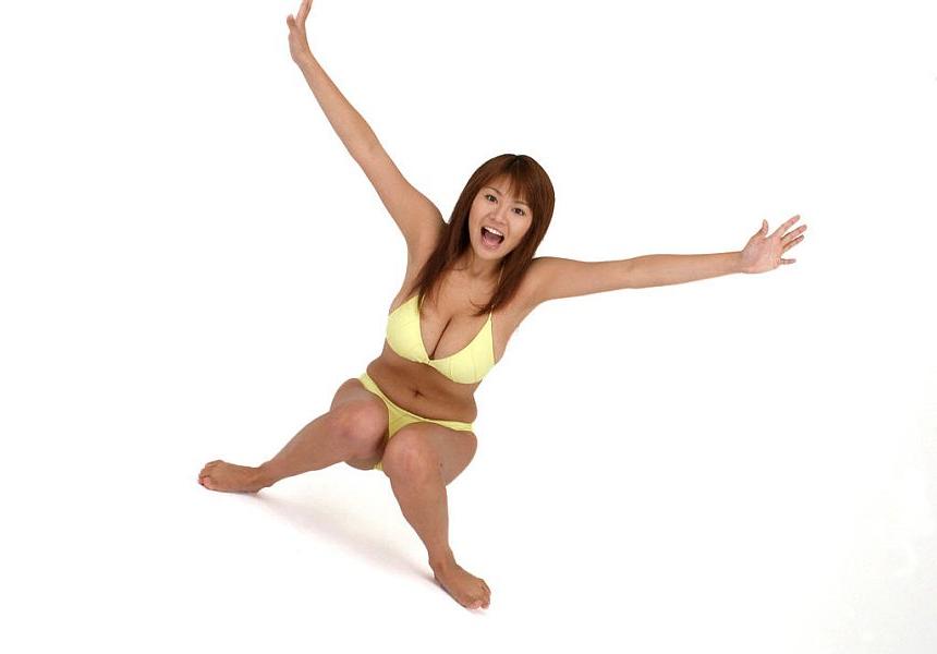 16P Pretty Japanese redhead Yoko Matsugane models a yellow bikini in bare feet