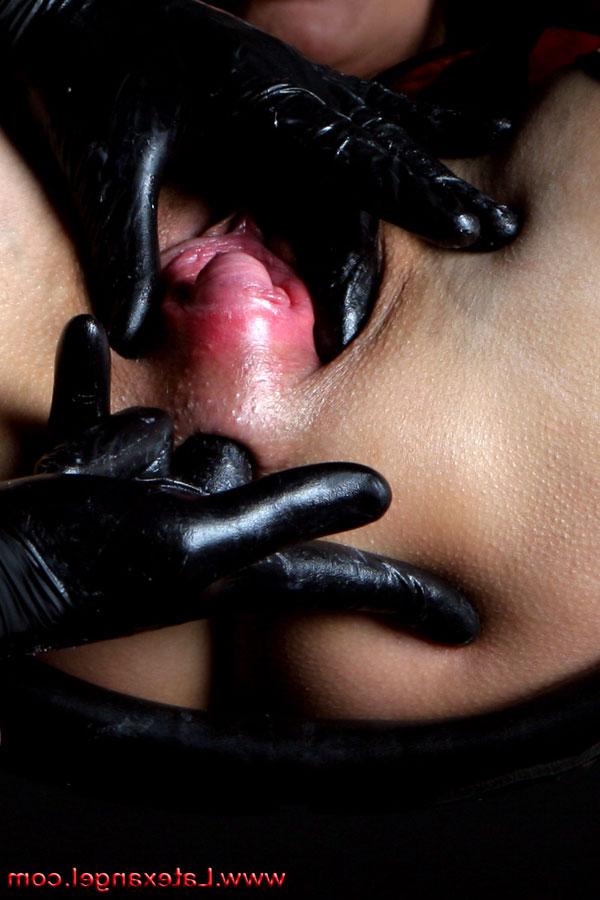 15P Der dunkelhaarigen Tussi werden während des Latexspiels Muschi und Arschloch gefistet