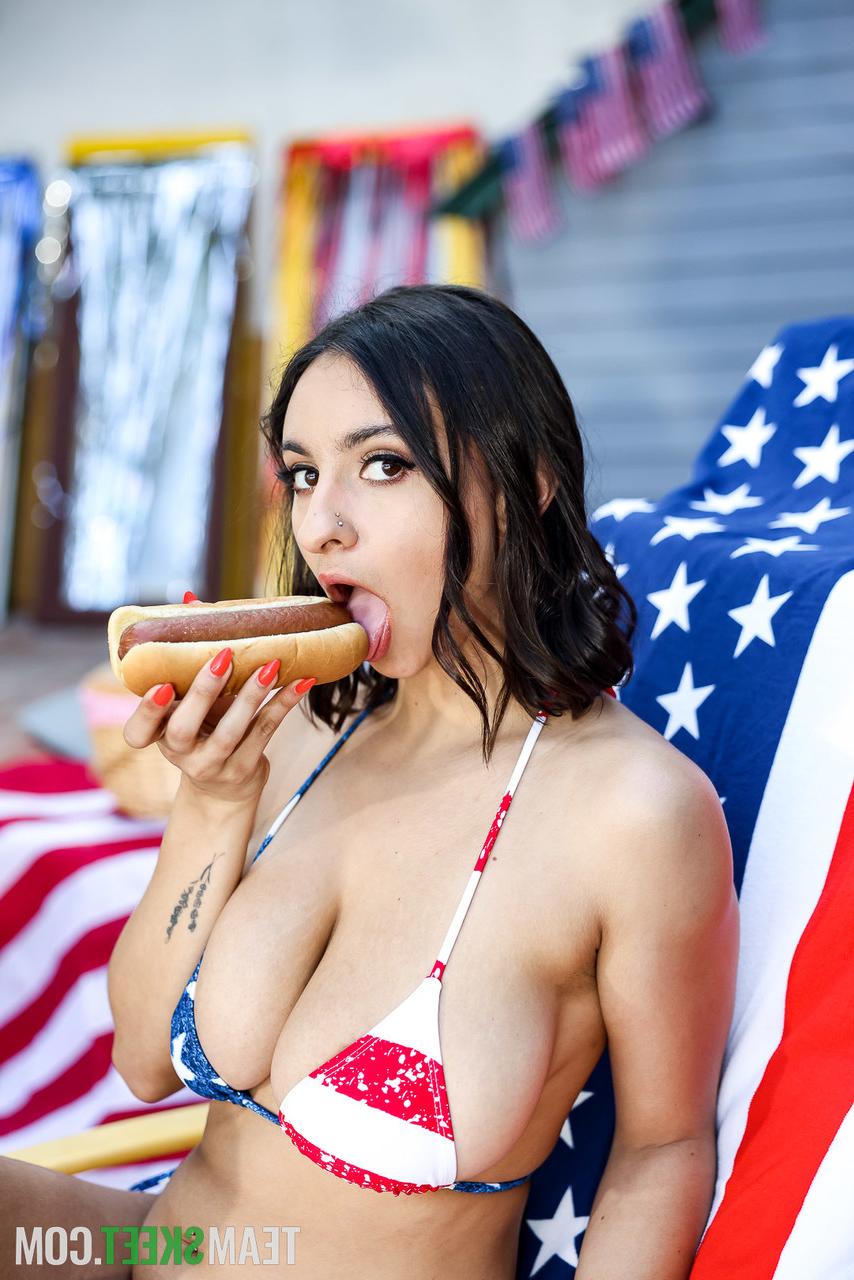 20P La sexy estrella porno joven de grandes tetas hailey rose posa antes de montar una polla