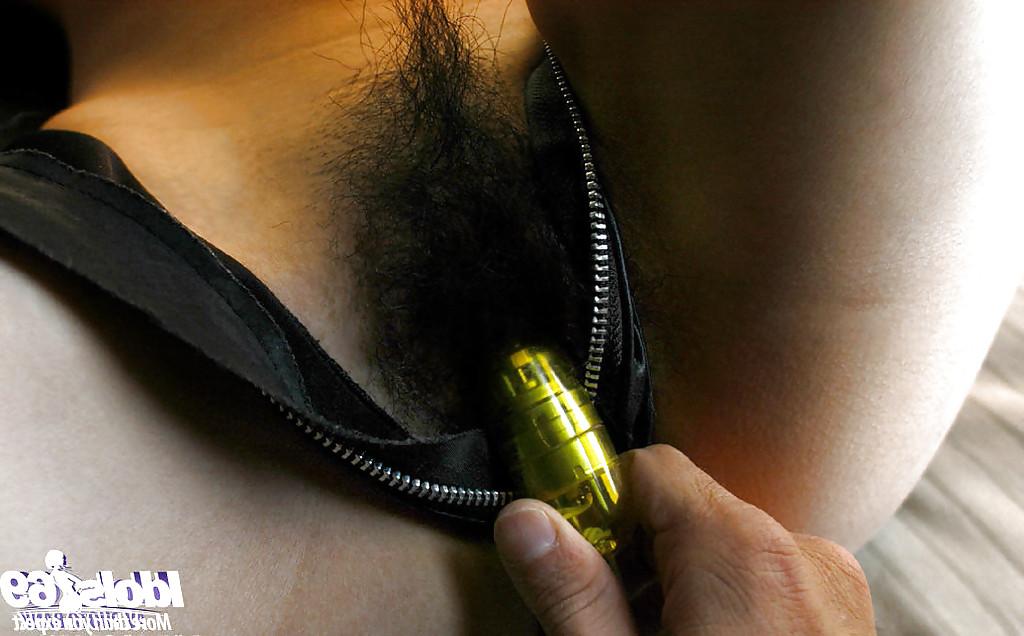 16P Asiatisches Fetischmädchen mit Halsband und Kettenleine lässt sich auf Sexspiele ein