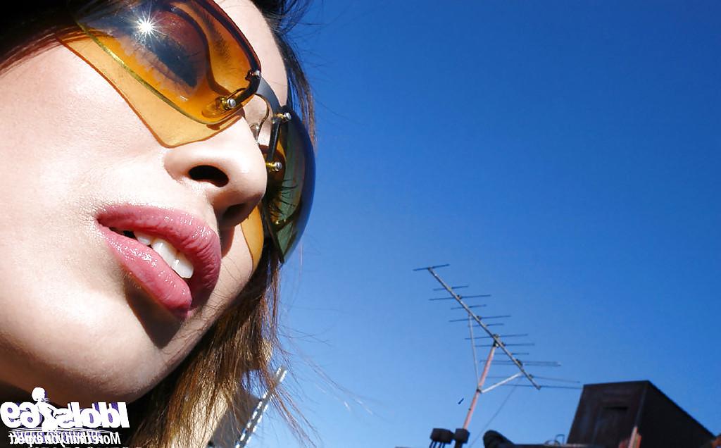 16P Asiatisches Fetischmädchen mit Halsband und Kettenleine lässt sich auf Sexspiele ein