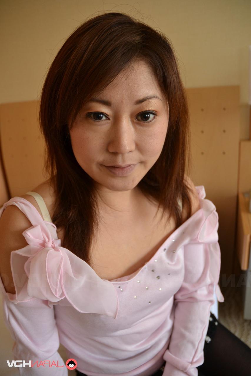 20P La petite maman japonaise Misuzu Nishihara se fait jouir la chatte touffue.