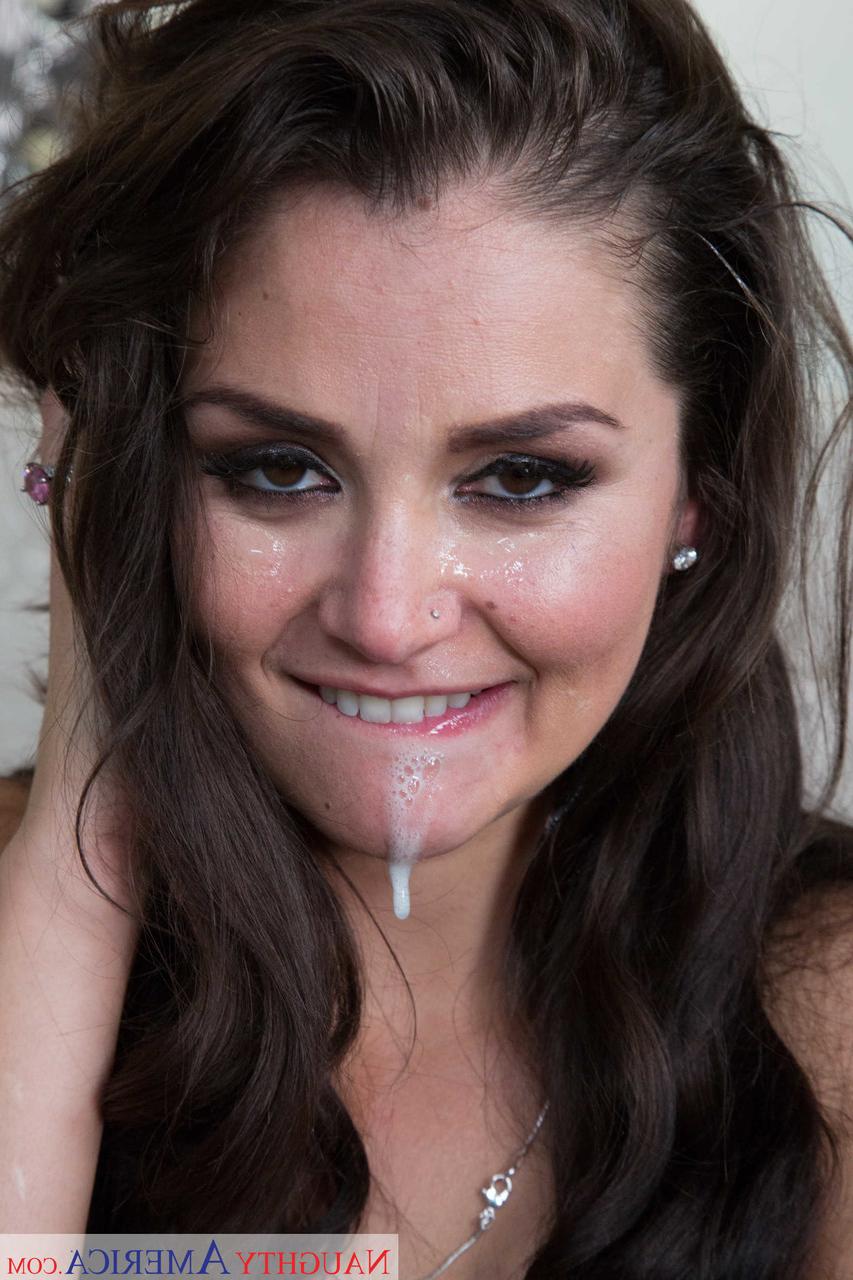 20P Pequeña nena con medias allie haze come semen después del sexo anal duro